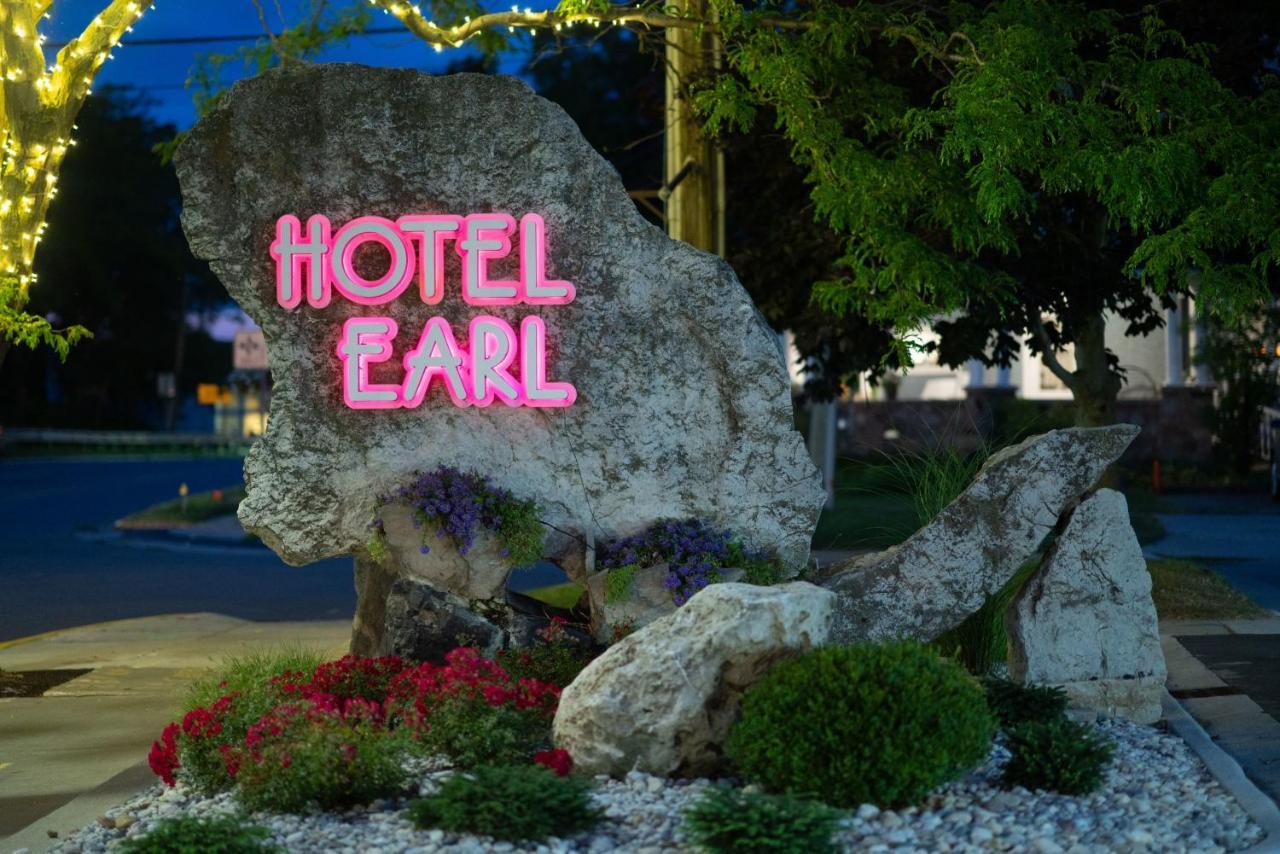Отель The Earl In Шарлевой Экстерьер фото
